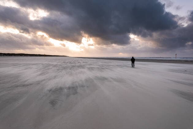 Norderney. 27 OKT 2019. Einsamer Spaziergänger am Strand von Norderney trotzt den ersten Herbststürmen. OSTFRIESLAND. Ostfriesische Inseln. *** Norderney 27 OKT 2019 Lonely walker on Norderney beach defies the first autumn storms OSTFRIESLAND East Frisian Islands Copyright: JanisMEYER Priller&MAUG JMY3F9909X