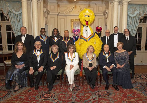 Bilder des Jahres 2019, Entertainment 12 Dezember Entertainment Bilder des Tages The recipients of the 42nd Annual Kennedy Center Honors pose for a group photo following a dinner at the United States Department of State in Washington, D.C. on Saturday, December 7, 2019. From left to right back row: from the band Earth, Wind & Fire, singer Philip Bailey, bassist Verdine White, and percussionist Ralph Johnson; from Sesame Street, Abby, Big Bird, and Elmo. Front row, left to right: Michael Tilson Thomas; Linda Ronstadt; Sally Field; Sesame street founders Joan Ganz Cooney and Dr. Lloyd Morrisett. The 2019 honorees are: Earth, Wind & Fire, Sally Field, Linda Ronstadt, Sesame Street, and Michael Tilson Thomas..Credit: Ron Sachs Pool via CNP  WAX20191207262 RONxSACHS