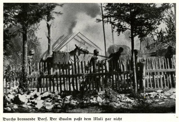 Deuxieme guerre mondiale Soldats allemands traversant un village polonais en flammes. Photographie tiree de l ouvrage WIR ZOGEN GEGEN POLEN ( Nous avons envahi la Pologne) Journal de guerre du 7eme corps d armee allemand. Editions centrales du parti nazi, Munich, 1940. Credit : Jean Vigne KHARBINE-TAPABOR. *** Second World War German soldiers passing through a burning Polish village Photograph from the book WIR ZOGEN GEGEN POLEN We invaded Poland War Diary of the 7th German Army Corps Central Editions of the Nazi Party, Munich, 1940 Credit Jean Vigne KHARBINE TAPABOR  KH134840