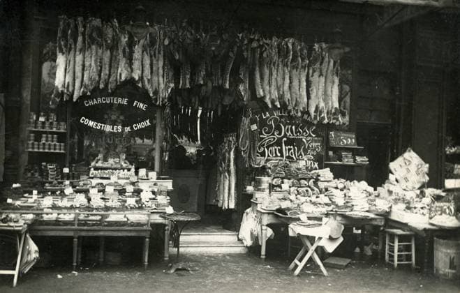 BOUCHERIE Charcuterie annees 10 Etalage devant la boutique d un boucher. Carte postale vers 1910. Credit : Collection Grob KHARBINE-TAPABOR. *** Butchers shop Deli meats 10 years 10 Display in front of a butchers shop Postcard circa 1910 Credit Collection Grob KHARBINE TAPABOR  KH140001