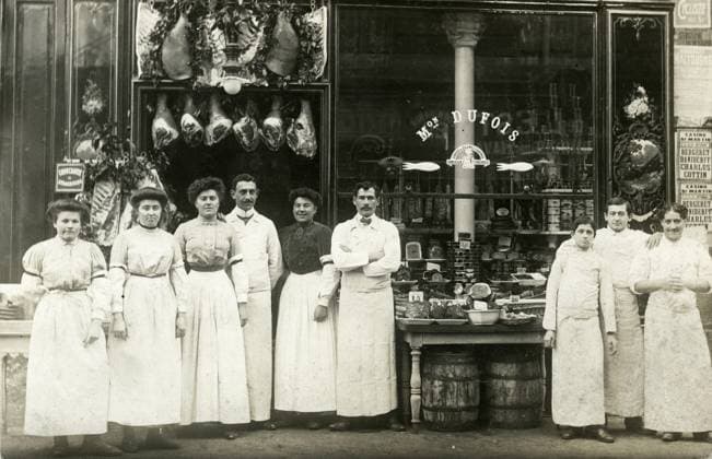 BOUCHERIE annees 10 Commercants et employe devant leur boucherie. Carte postale vers 1910. Credit : Collection Grob KHARBINE-TAPABOR. *** BOUCHERIE annees 10 Commercants and employee in front of their butcher shop Postcard around 1910 Credit Collection Grob KHARBINE TAPABOR  KH140002