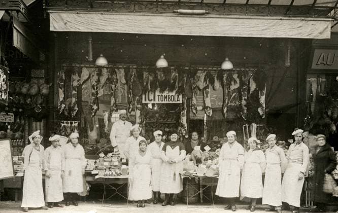BOUCHERIE annees 10 Commercants et employes devant leur boucherie. Carte postale vers 1910. Credit : Collection Grob KHARBINE-TAPABOR. *** BOUCHERIE annees 10 Commercants and employees in front of their butcher shop Postcard around 1910 Credit Collection Grob KHARBINE TAPABOR  KH140004