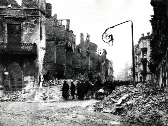 IMAGO History, Zweiter Weltkrieg: 1939 - 1945 Varsovie Deuxieme guerre mondiale. Rue de Grzybowska du Ghetto de Varsovie détruite par les nazis en septembre 1939. Collection privee. Credit NBL KHARBINE TAPABOR *** Warsaw Second World War Grzybowska Street in the Warsaw Ghetto destroyed by the Nazis in September 1939 Private collection Credit NBL KHARBINE TAPABOR  KH151140