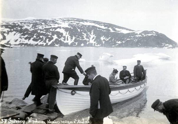 Travel to Norway 1902 Last vestige of ANDREE 1854 1897 in Spitzberg landing Anonymous photograph of a French tourist during his trip to Norway Spitzberg and the ice floe on the Finnish steamer l Oihonna in 1902 Credit Coll Delastrit KHARBNE TAPABOR  KH152130