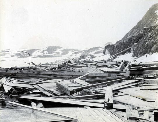 Travel to Norway 1902 The debris of the ANDREE construction site 1854 1897 Anonymous photograph of a French tourist during his trip to Norway Spitzberg and the ice floe on the Finnish steamer l Oihonna in 1902 Credit Coll Delastrit KHARBNE TAPABOR  KH152137