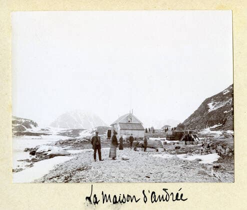 Travel to Norway 1902 The house of ANDREE 1854 1897 in Spitzbergen Anonymous photograph of a French tourist during his trip to Norway Spitzbergen and the ice floe on the Finnish steamer l Oihonna in 1902 Credit Coll Delastrit KHARBNE TAPABOR  KH152172
