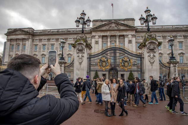 Buckingham Palace, Winter, Tourists, London, United Kingdom,