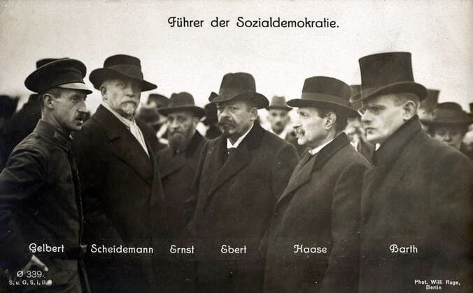 GERMAN REVOLUTION The head of the Social Democracy GELBERT, Philipp SCHEIDEMANN 1865 1939, ERNST the chief of police, Friedrich EBERT 1871 1925, Hugo HAASE 1863 1919, Emil BARTH 1879 1941 Photograph of Willi RUGE for a postcard from 1919 Credit Collection IM KHARBINE TAPABOR  KH171531