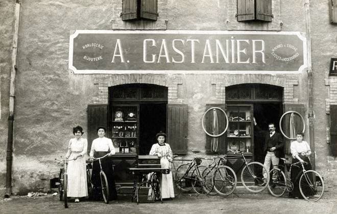 CYCLISME annees 1900 Devanture du magasin de cycles A. CASTANIER : Horlogerie Bijouterie machines a coudre et accessoires, et CYCLES. Photographie anonyme pour une carte postale vers 1907. Credit : Collection IM KHARBINE-TAPABOR. *** CYCLING in the 1900s Front of the bicycle shop A CASTANIER Watchmaking Jewellery, sewing machines and accessories, and CYCLES Anonymous photography for a postcard around 1907 Credit Collection IM KHARBINE TAPABOR  KH177075