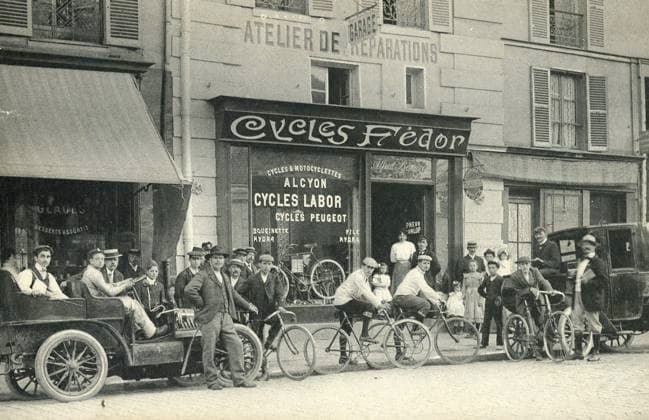 CYCLISME annees 1900 Devanture du magasin de cycles Fedor. Photographie anonyme pour une carte postale vers 1907. Credit : Collection IM KHARBINE-TAPABOR. *** CYCLING 1900s Front of the Fedor bicycle shop Anonymous photography for a postcard around 1907 Credit Collection IM KHARBINE TAPABOR  KH177081