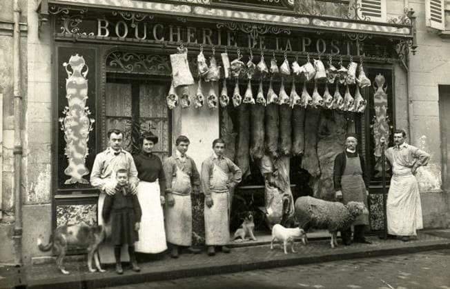 BOUCHERIE annees 1900 Devanture d une boucherie. Photographie anonyme pour une carte postale vers 1908. Credit : Collection IM KHARBINE-TAPABOR. *** BOUCHERIE 1900s Front of a butcher shop Anonymous photograph for a postcard around 1908 Credit Collection IM KHARBINE TAPABOR  KH177294