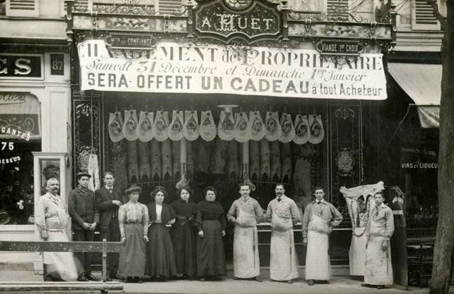 BOUCHERIE annees 1900 Devanture d une boucherie avec carcasses d animaux suspendues. Photographe anonyme pour une carte postale vers 1908. Credit : Collection IM KHARBINE-TAPABOR *** BOUCHERIE 1900s Front of a butcher shop with hanging animal carcasses Anonymous photographer for a postcard around 1908 Credit Collection IM KHARBINE TAPABOR  KH177369