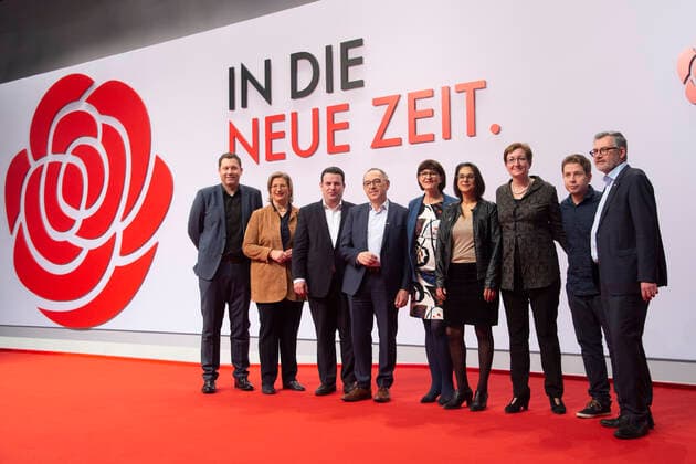 der neue Parteivorstand von links: Lars KLINGBEIL, Generalsekretaer, Anke REHLINGER, stellv. Parteivorsitzende, Hubertus HEIL, Bundesarbeitsminister und stellv. Parteivorsitzender, Norbert WALTER-BORJANS, ehem. Finanzminister NRW, Parteivorsitzender, Saskia ESKEN, Parteivorsitzende, Serpil MIDYATLI, stellv. Parteivorsitzende, Klara GEYWITZ, stellv. Parteivorsitzende, Kevin KUEHNERT, Juso-Vorsitzender, stellv. Parteivorsitzender, Dietmar NIETAN, Schatzmeister, SPD Bundesparteitag im City Cube Berlin, 06.-08.12.2019. *** The new party executive board from left Lars KLINGBEIL, Secretary General, Anke REHLINGER, Deputy Party Chairman, Hubertus HEIL, Federal Labour Minister and Deputy Party Chairman, Norbert WALTER BORJANS, former Finance Minister NRW, Party Chairman, Saskia ESKEN, Party Chairman, Serpil MIDYATLI, Deputy Party Chairman,