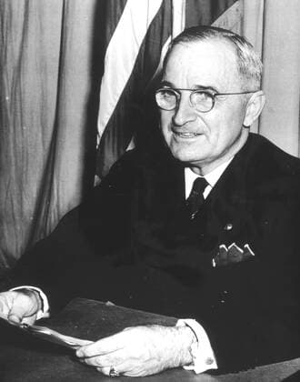 Harry TRUMAN Portrait photo de Harry TRUMAN (1884-1972). Photographie anonyme. Credit: Collection NB KHARBINE-TAPABOR. *** Harry TRUMAN Portrait of Harry TRUMAN 1884 1972 Anonymous photograph Credit Collection NB KHARBINE TAPABOR  KH20168