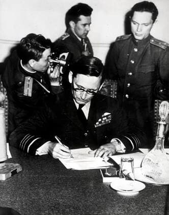 Deuxieme guerre mondiale Ratification a Berlin de l acte de reddition allemande signe a Reims deux jours auparavant. Signature du marechal de l air anglais Arthur Tedder. Photographie prise le 9 mai 1945. Credit : Collection KHARBINE-TAPABOR. *** Second World War Ratification in Berlin of the German surrender deed signed in Reims two days earlier Signature of the English air marshal Arthur Tedder Photograph taken on 9 May 1945 Credit Collection KHARBINE TAPABOR  KH21503