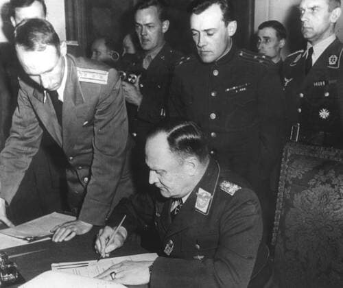 Deuxieme guerre mondiale Ratification a Berlin de l acte de reddition allemande signe a Reims deux jours auparavant. Signature du colonel Stumpf. Photographie prise le 9 mai 1945. Credit : Collection KHARBINE-TAPABOR. *** Second World War Ratification in Berlin of the German surrender deed signed in Reims two days earlier Signature of Colonel Stumpf Photograph taken on 9 May 1945 Credit Collection KHARBINE TAPABOR  KH21568
