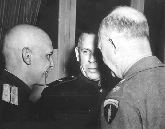Second World War After the German surrender, General EISENHOWER 1890 1969 on the right talks with the Soviet delegate Ivan Susloparoff at the Photography Centre taken on 7 May 1945 Credit Collection KHARBINE TAPABOR  KH21593