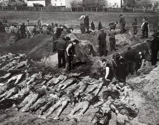 World War 1939 1945 The American soldiers who liberated the Schwarzenfeld concentration camp 73 km east of Nuremberg ordered the civilians living in the city to exhume the bodies of the corpses murdered the day before by the SS so that the victims could have a decent burial Photograph of 22 April 1945 Credit Collection KHARBINE TAPABOR  KH21596