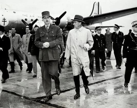 World War 1939 1945 General De GAULLE and Jefferson CAFFERY, U.S. Ambassador, leave the Skymaster Master of the Sky aircraft C 54 which was offered by Harry TRUMAN to de GAULLE Photography of 24 September 1945 Credit Collection KHARBINE TAPABOR  KH21600