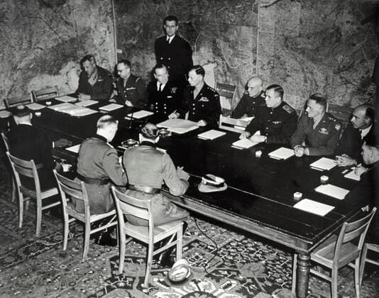World War 1939 1945 1945 Capitalization on 07 05 1945 Lieutenants and generals sign the unconditional surrender of Germany to Reims Photograph of 7 May 1945 Credit Collection KHARBINE TAPABOR  KH21613