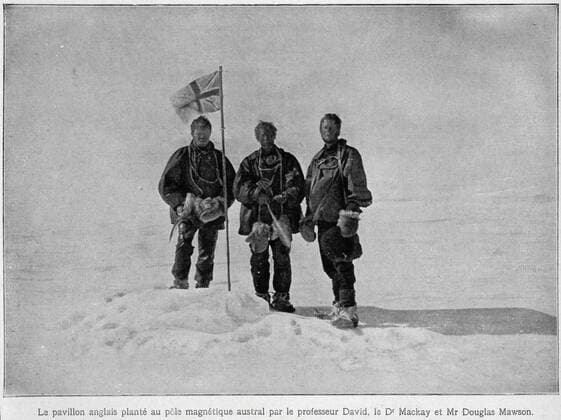 Expedition polaire Le pavillon anglais plante au pole magnetique austral : expedition Shackleton au Pole Sud. Photographie tiree de L Illustration du 02 10 1909. Credit : Collection KHARBINE-TAPABOR. *** Polar Expedition The English pavilion plants at the southern magnetic pole Shackleton expedition at the South Pole Photograph taken from L Illustration of the 02 10 1909 Credit Collection KHARBINE TAPABOR  KH22644