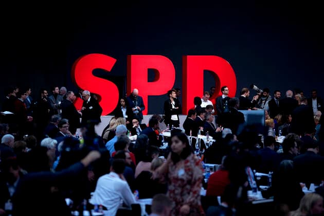 SPD Party Congress DEU, Deutschland, Germany, Berlin, 06.12.2019 Logo auf dem Parteitag der SPD unter dem Motto In Die Neue Zeit in Berlin. Logo of the SPD at the SPD federal party congress on December 6, 2019 in Berlin, Germany. SPD members nationwide voted for the pair and delegates are expected to confirm their election today. Their election has raised concerns that, because the two pushed a markedly left-wing platform, the SPD might break from its governing coalition.