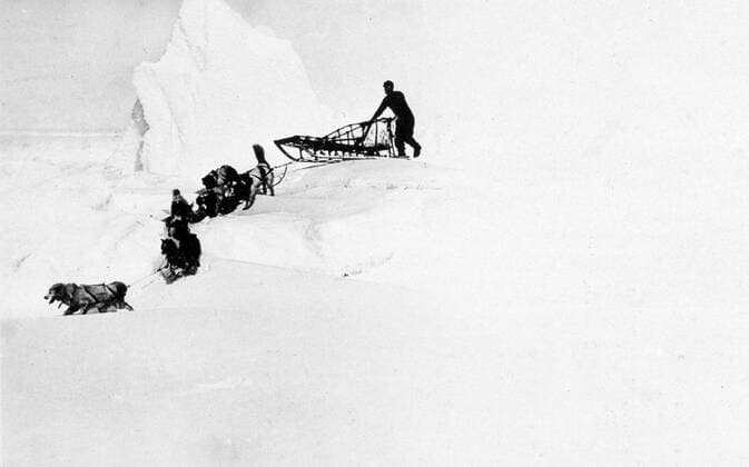 South pole Sleigh on the ice floe Expedition BYRD 1888 1957 to South pole Postcard sent from Little America Antartica in 1934 Credit Collection IM KHARBINE TAPABOR  KH41655