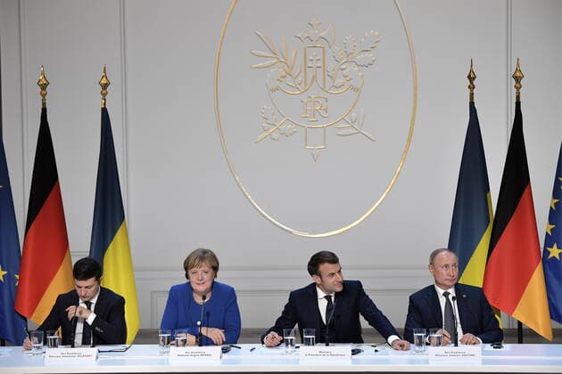 News Bilder des Tages PARIS, FRANCE â€“ DECEMBER 9, 2019: Ukraine s President Volodymyr Zelenskyy (Vladimir Zelensky), Germany s Chancellor Angela Merkel, France s President Emmanuel Macron, and Russia s President Vladimir Putin (L-R) give a news conference after a Normandy Four summit at the Elysee Palace; talks in the so-called Normandy Four format involve representatives of Ukraine, Germany, France and Russia who discuss settlement of the conflict in eastern Ukraine. Alexei Nikolsky Russian Presidential Press and Information Office TASS  TS0C6BDC