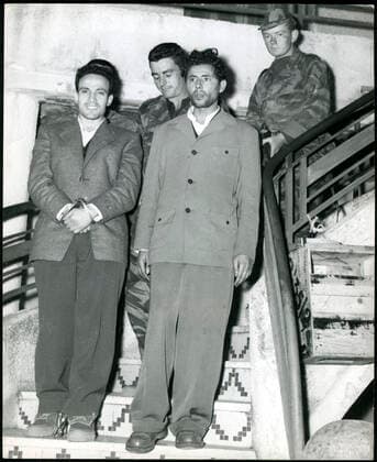 GUERRE D ALGERIE Larbi BEN M HIDI (1923-1957), mort sous la torture des parachutistes du general BIGEARD, et Hadj BEN ALLA apres leur arrestation du 23 02 1957. Photographie anonyme de 1957 . Credit : Collection KHARBINE-TAPABOR. *** GUERRE D ALGERIE Larbi BEN M HIDI 1923 1957, died under torture of the paratroopers of General BIGEARD, and Hadj BEN ALLA after their arrest on 23 02 1957 Anonymous photograph of 1957 Credit Collection KHARBINE TAPABOR  KH80312