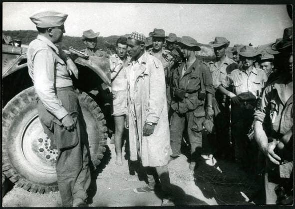 GUERRE D ALGERIE Operation de ratissage pendant la guerre d Algerie. Interrogatoire. Photographie anonyme vers 1957. Credit : Collection KHARBINE-TAPABOR. *** WAR OF ALGERIA Sweep operation during the Algiers War Interrogation Anonymous photography around 1957 Credit Collection KHARBINE TAPABOR  KH80318