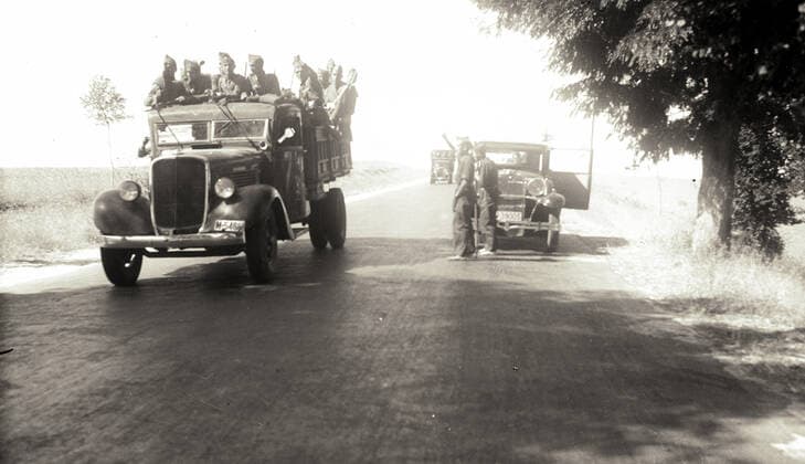Guerre d Espagne Guerre d Espagne en 01 1937: depart des troupes republicaines aux environs de Madrid pour la bataille de Guadalajara. Photographie de GEO HAM (1901-1972). Credit: Geo Ham -Coll. B&R KHARBINE-TAPABOR. *** War of Spain War of Spain War of Spain in 01 1937 departure of republican troops around Madrid for the battle of Guadalajara Photography of GEO HAM 1901 1972 Credit Geo Ham Coll B R KHARBINE TAPABOR  KH80782