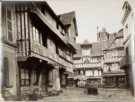 Normandie Commerce sur la place publique de Lisieux vers 1890. Photographie de Mederic MIEUSEMENT (1840-1905). Credit: Coll. Galdespho KHARBINE-TAPABOR. *** Normandy Commerce on the Lisieux public square around 1890 Photograph of Mederic BEST 1840 1905 Credit Coll Galdespho KHARBINE TAPABOR  KH86978