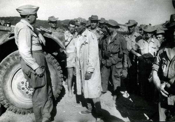 GUERRE D ALGERIE Guerre d ALGERIE: Operation de ratissage. interrogatoire. Photographie anonyme vers 1960. Credit Collection Kharbine Tapabor *** WAR OF ALGERIA War of ALGERIA Search operation interrogation Anonymous photograph circa 1960 Credit Collection Kharbine Tapabor  KH88311