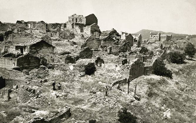 GUERRE D ALGERIE Guerre d ALGERIE: Village rase. Photographie anonyme vers 1960. Credit Collection Kharbine Tapabor *** WAR OF ALGERIA War of ALGERIA Anonymous photograph around 1960 Credit Collection Kharbine Tapabor  KH88313