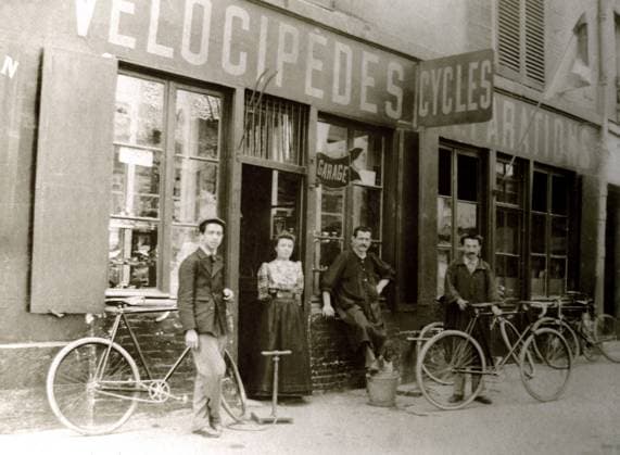 Vente et reparation de Cycles Marchand de cycles et reparation , vélocipède, vers 1900, France. Photographie 19eme 20eme siecle. Collection Avant Demain Kharbine Tapabor *** Sale and repair of Merchant Cycles of cycles and repair, velocipede, circa 1900, France Photography 19th 20th century Collection Before Tomorrow Kharbine Tapabor  KH93124