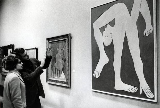 Exposition PICASSO 1967 Exposition Picasso au Grand Palais, un couple devant le tableau L Acrobate ( 1930) a Paris , 1967 . Annees 60. Photographie JEAN POTTIER. Credit photo JEAN POTTIER KHARBINE TAPABOR *** PICASSO exhibition 1967 Picasso exhibition at the Grand Palais, a couple in front of the painting L Acrobat 1930 in Paris, 1967 Years 60 Photography JEAN POTTIER Credit photo JEAN POTTIER KHARBINE TAPABOR  KH97742