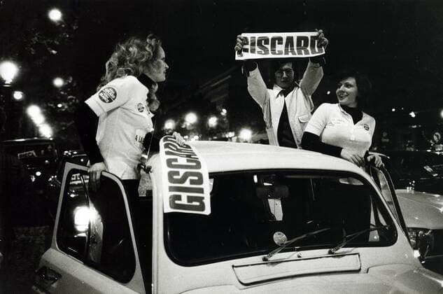 Presidential elections, GISCARD, 1974 Presidential elections of 1974, Young Giscardians on the evening of the results on the Champs Elysees Photography JEAN POTTIER, Years 70 Credit Jean POTTIER KHARBINE TAPABOR  KH97890