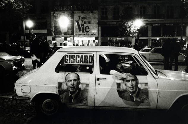 Presidential elections GISCARD 1974 Presidential elections 1974, Young Giscardians on the Champs Elysees on the evening of the results Photography JEAN POTTIER, Years 70 Credit Jean POTTIER KHARBINE TAPABOR  KH97895