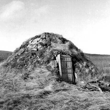 LAPONIE Winter hut Habitat during the Transhumance of reindeer in KAITUM in LAPONIE Photograph by Roger PERRIN, 1955 Credit Photo PERRIN KHARBINE TAPABOR  KH99742