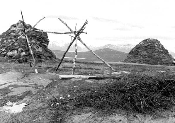 LAPONIE Village Habitat during the Transhumance of reindeer in KAITUM in LAPONIE Photograph by Roger PERRIN, 1955 Credit Photo PERRIN KHARBINE TAPABOR  KH99745