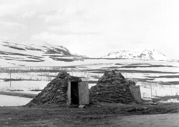 LAPONIE Village Habitat during the Transhumance of reindeer in KAITUM in LAPONIE Photograph by Roger PERRIN, 1955 Credit Photo PERRIN KHARBINE TAPABOR  KH99746