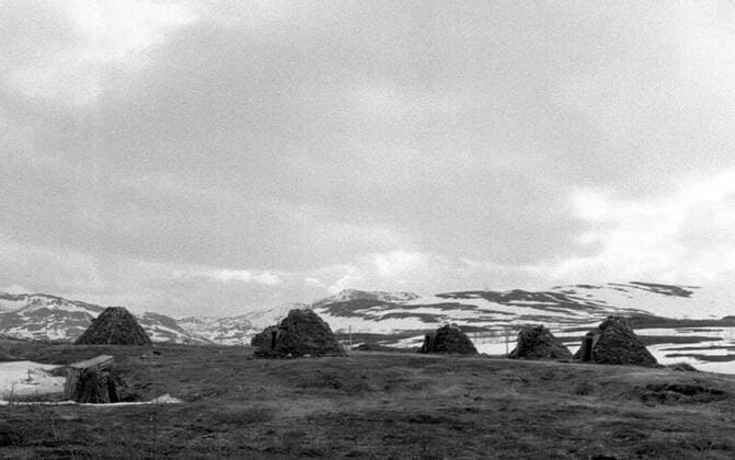 LAPONIE Village Habitat during the Transhumance of reindeer in KAITUM in LAPONIE Photograph by Roger PERRIN, 1955 Credit Photo PERRIN KHARBINE TAPABOR  KH99748