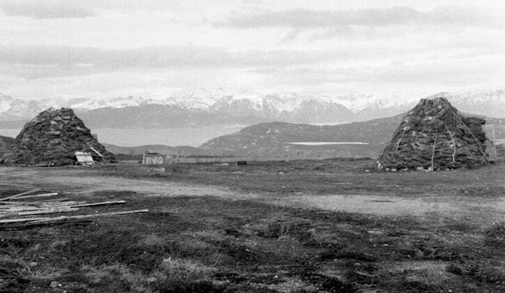 LAPONIE Village Habitat during the Transhumance of reindeer in KAITUM in LAPONIE Photograph by Roger PERRIN, 1955 Credit Photo PERRIN KHARBINE TAPABOR  KH99749