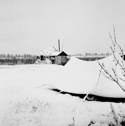 LAPONIE Habitat Camp during the Transhumance of reindeer in KAITUM in LAPONIE Photograph by Roger PERRIN, 1955 Credit Photo PERRIN KHARBINE TAPABOR  KH99750