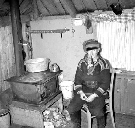 LAPONIE A Lapland in his house, KAITUM in LAPONIE Photograph by Roger PERRIN, 1955 Credit Photo PERRIN KHARBINE TAPABOR  KH99752