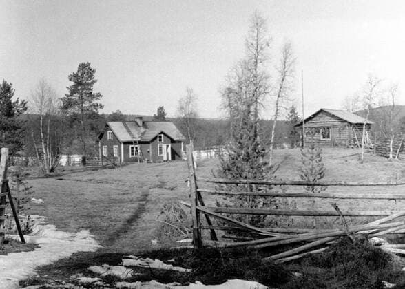 LAPONIE Village, wooden houses, in LAPONIE Photograph by Roger PERRIN, 1955 Credit Photo PERRIN KHARBINE TAPABOR  KH99754
