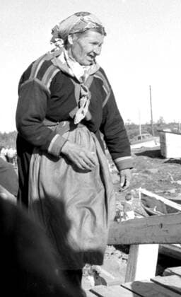 LAPONIE Lapone, old woman, KAITUM en LAPONIE Photography by Roger PERRIN, 1955 Credit Photo PERRIN KHARBINE TAPABOR  KH99757