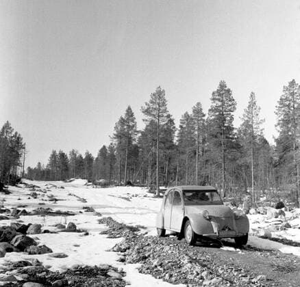 LAPONIE 2CV 2 CHEVAUX 2 CV 2CV, Landscape in LAPONIE Photography by Roger PERRIN, 1955 Credit Photo PERRIN KHARBINE TAPABOR  KH99760