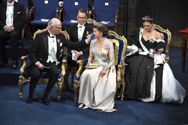 King Carl Gustaf adjusts a pillow for Queen Silvia at the Nobel award ceremony at Stockholm Concert Hall, in Stockholm on Tuesday Dec 10, 2019 STOCKHOLM SWEDEN x10090x,  Copyright: xClaudioxBresciani TTx SWEDEN NOBEL