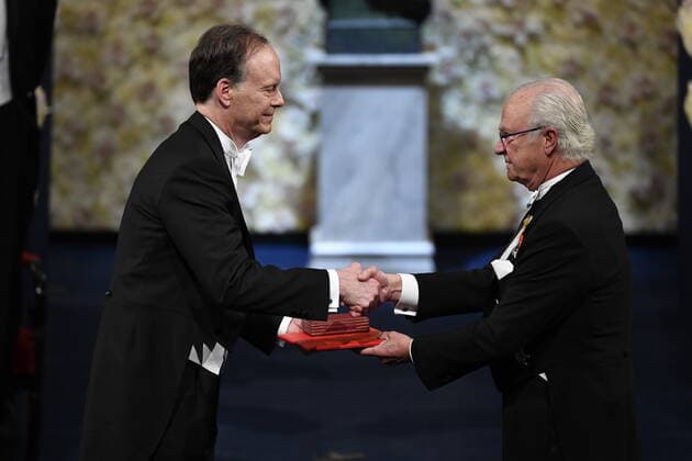 Physiology or Medicine laureate William G Kaelin Jr, left, receives the prize from King Carl Gustaf of Sweden, during the Nobel Prize award ceremony, at the Stockholm Concert Hall, in Stockholm, Monday, Dec 10, 2019 STOCKHOLM SWEDEN x10060x,  Copyright: xHenrikxMontgomery TTx SWEDEN NOBEL